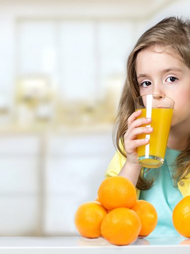 los niños y el jugo de naranja