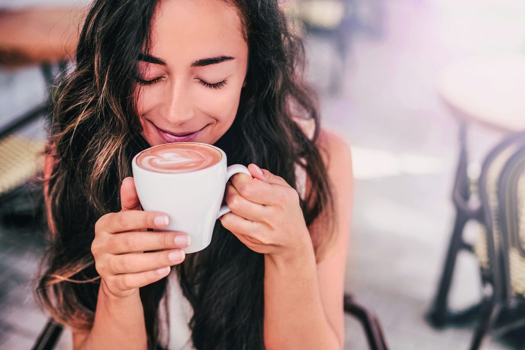 toma café por la mañana