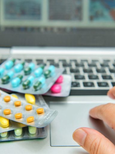 adquiriendo medicamentos en farmacia en línea