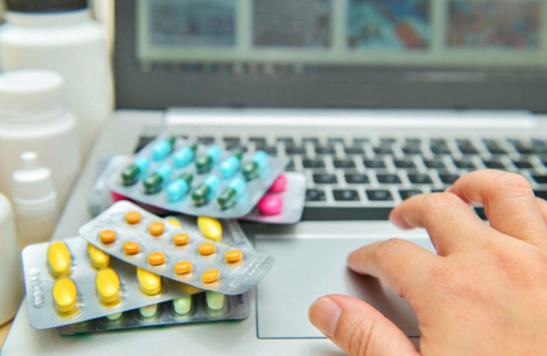 adquiriendo medicamentos en farmacia en línea