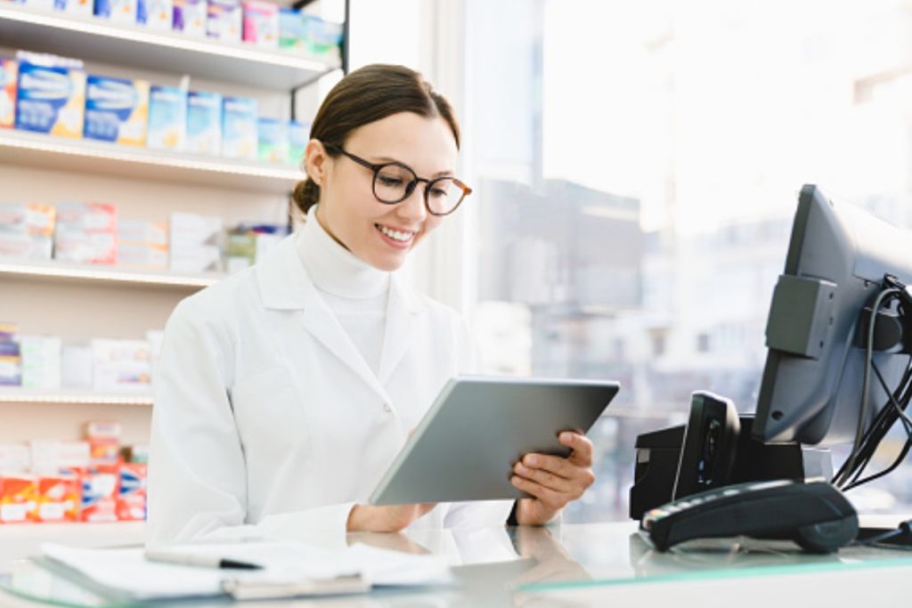 cajera atendiendo pedidos de farmacias en línea
