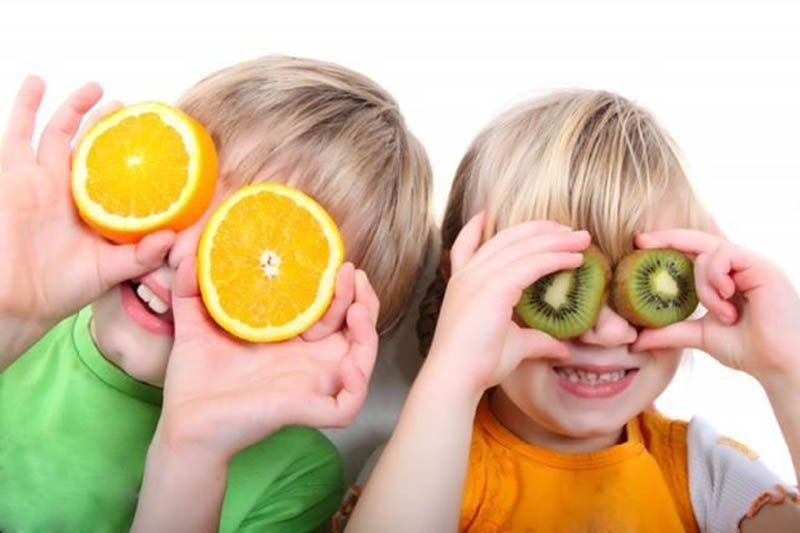 niños con frutas en las manos
