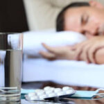 Hombres con medicamentos para dormir