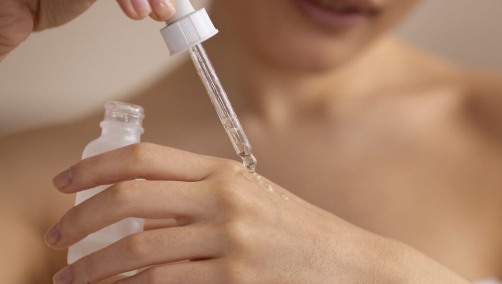 Mujer se aplica un suero facial