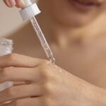 Mujer se aplica un suero facial