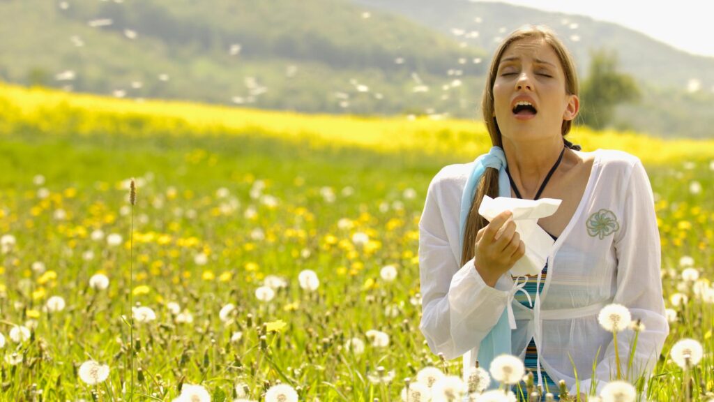 Mujer con alergia primaveral