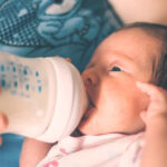 Bebé tomando su leche de fórmula