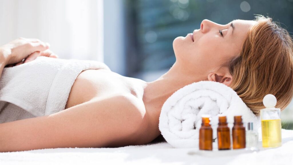 Mujer tomando aromaterapia