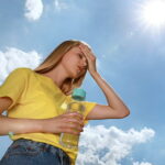 Mujer bajo el rayo del sol