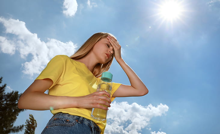 Mujer bajo el rayo del sol