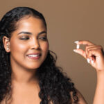 Mujer con vitaminas en mano