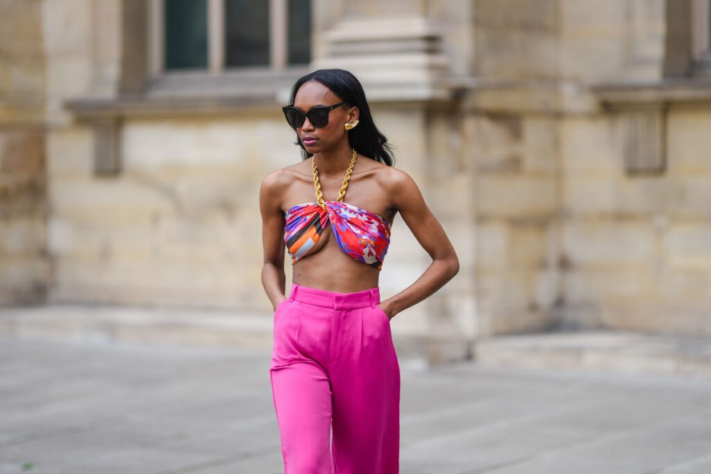 Mujer con ropa rosa