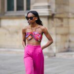 Mujer con ropa rosa