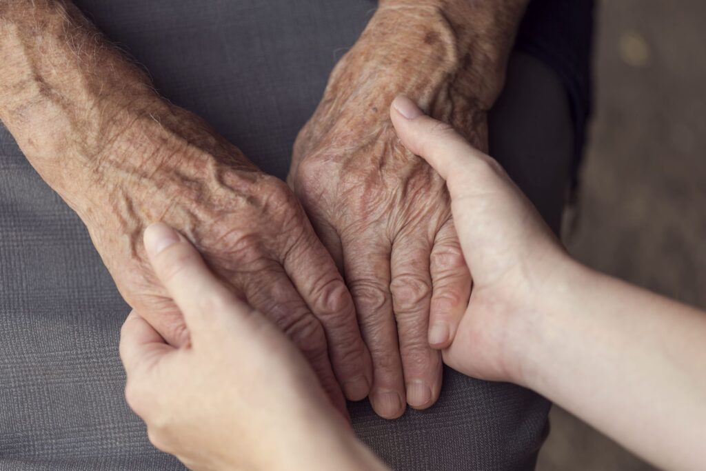 Manos de adultos mayores