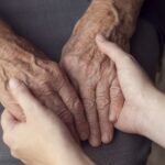 Manos de adultos mayores