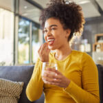 Mujer toma suplementos