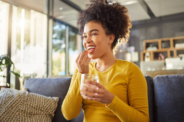 Mujer toma suplementos