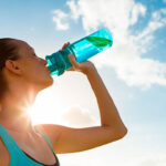 Mujer bebiendo agua
