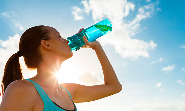 Mujer bebiendo agua