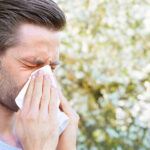 Hombre con alergia estacional