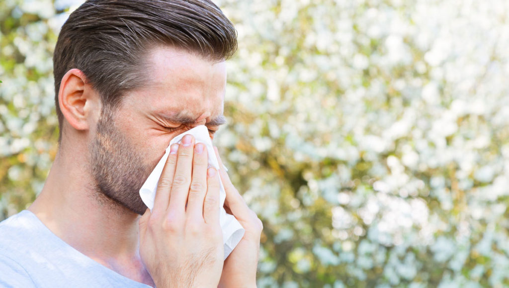 Hombre con alergia estacional